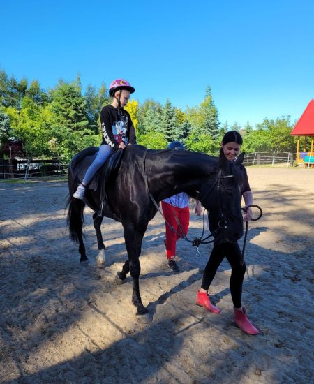 Jazda konna w Ranczu w Dolinie – atrakcja dla gości domków letniskowych w Sarbinowie